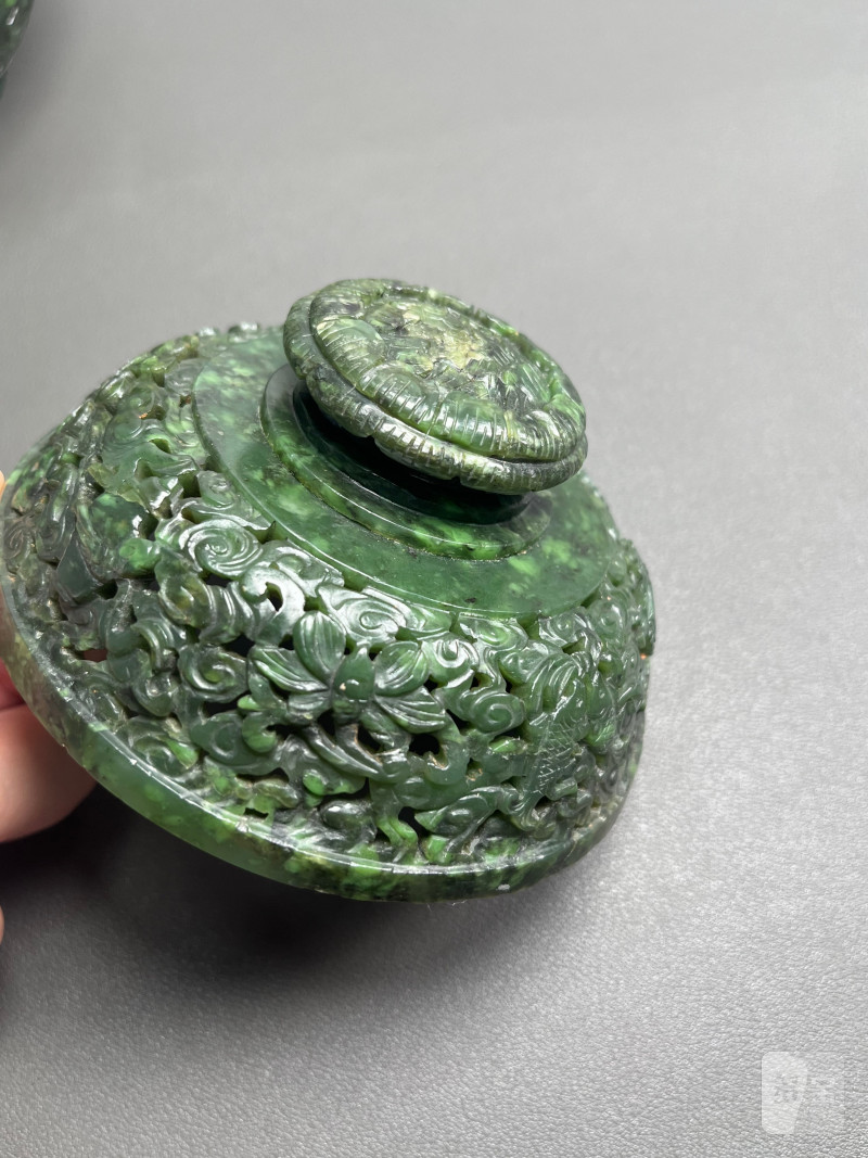 清乾隆  碧玉饕餮纹折沿熏炉（带木座） - 图10